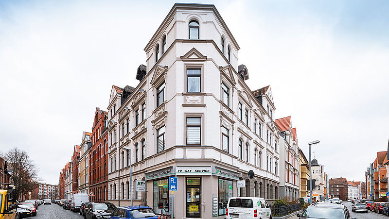 Ansicht des fassadensanierten Hauses in der Querstraße 19 in Hannover