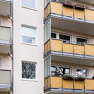 Die Häuser mit sanierten Balkonen