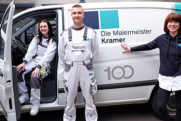 Malermeister Kramer mit Ausbildungsbeauftragter und zwei Azubis.