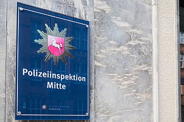 Innenanstrich bei der Polizeiinspektion Mitte in Hannover, Hausschild