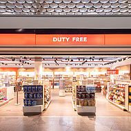 Blick in den Innenbereich des Heinemann Duty Free Shops am Flughafen Hannover