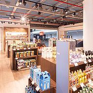 Shopping-Bereich des Heinemann Duty Free Shops am Flughafen Hannover
