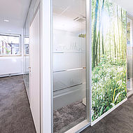 Gläsernes Büro mit Foto-Tapeten-Tür in der Hannoverschen Volksbank, Schuhmacherstraße 19